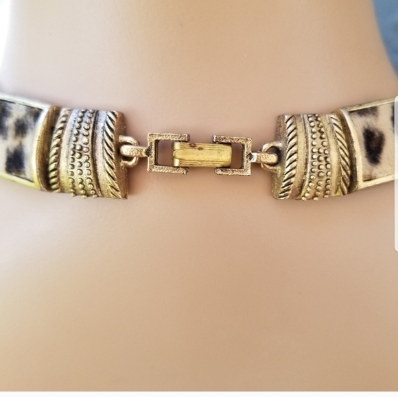 VINTAGE HIGH QUALITY ORNATE MATTE GOLDTONED & FAUX CHEETAH FUR COLLAR NECKLACE - Picture 4 of 6